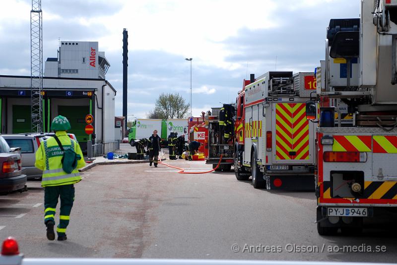 DSC_0058.JPG - Strax innan klockan 10 larmades en större rädddningsstyrka, Flera stationer från räddningstjänsten, flera ambulanser och ett flertal Polis patruller till Bring Frigoscandia i Helsingborg där man hade ett ammoniak utsläpp. Ett större område spärrades först av och minst 16 personer fick föras till sjukhus för kontroll.