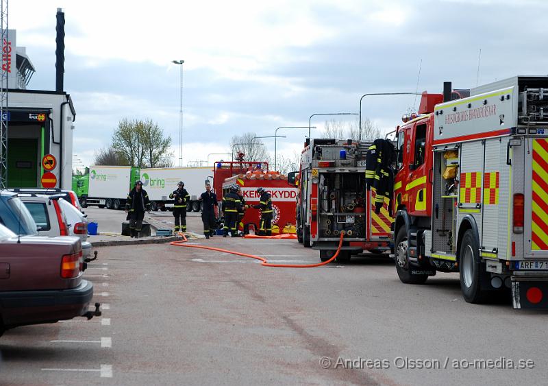 DSC_0064.JPG - Strax innan klockan 10 larmades en större rädddningsstyrka, Flera stationer från räddningstjänsten, flera ambulanser och ett flertal Polis patruller till Bring Frigoscandia i Helsingborg där man hade ett ammoniak utsläpp. Ett större område spärrades först av och minst 16 personer fick föras till sjukhus för kontroll.