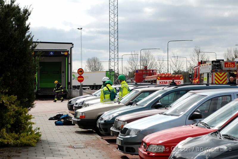 DSC_0072.JPG - Strax innan klockan 10 larmades en större rädddningsstyrka, Flera stationer från räddningstjänsten, flera ambulanser och ett flertal Polis patruller till Bring Frigoscandia i Helsingborg där man hade ett ammoniak utsläpp. Ett större område spärrades först av och minst 16 personer fick föras till sjukhus för kontroll.