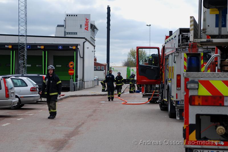 DSC_0080.JPG - Strax innan klockan 10 larmades en större rädddningsstyrka, Flera stationer från räddningstjänsten, flera ambulanser och ett flertal Polis patruller till Bring Frigoscandia i Helsingborg där man hade ett ammoniak utsläpp. Ett större område spärrades först av och minst 16 personer fick föras till sjukhus för kontroll.