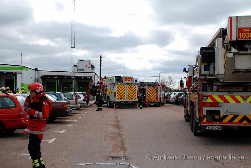 DSC_0086.JPG - Strax innan klockan 10 larmades en större rädddningsstyrka, Flera stationer från räddningstjänsten, flera ambulanser och ett flertal Polis patruller till Bring Frigoscandia i Helsingborg där man hade ett ammoniak utsläpp. Ett större område spärrades först av och minst 16 personer fick föras till sjukhus för kontroll.