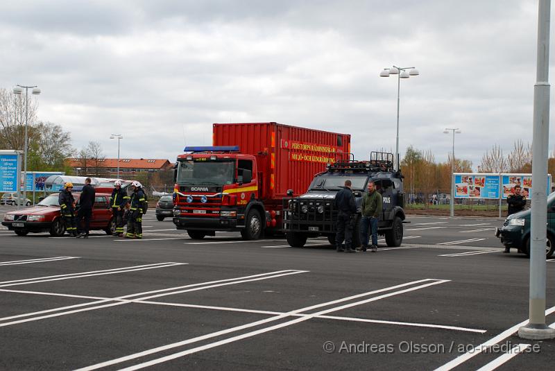 DSC_0092.JPG - Strax innan klockan 10 larmades en större rädddningsstyrka, Flera stationer från räddningstjänsten, flera ambulanser och ett flertal Polis patruller till Bring Frigoscandia i Helsingborg där man hade ett ammoniak utsläpp. Ett större område spärrades först av och minst 16 personer fick föras till sjukhus för kontroll.