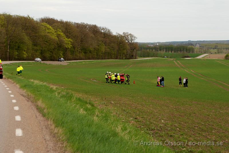 DSC_0113.JPG - Vid 17.20 larmades åstorps räddningstjänst samt ambulanser till en singelolycka utanför åstorp. Det var en personbil som kört av vägen och voltat flera gånger ut på en åker och totalförstördes, en person fördes med ambulans in till sjukhuset med oklara skador.