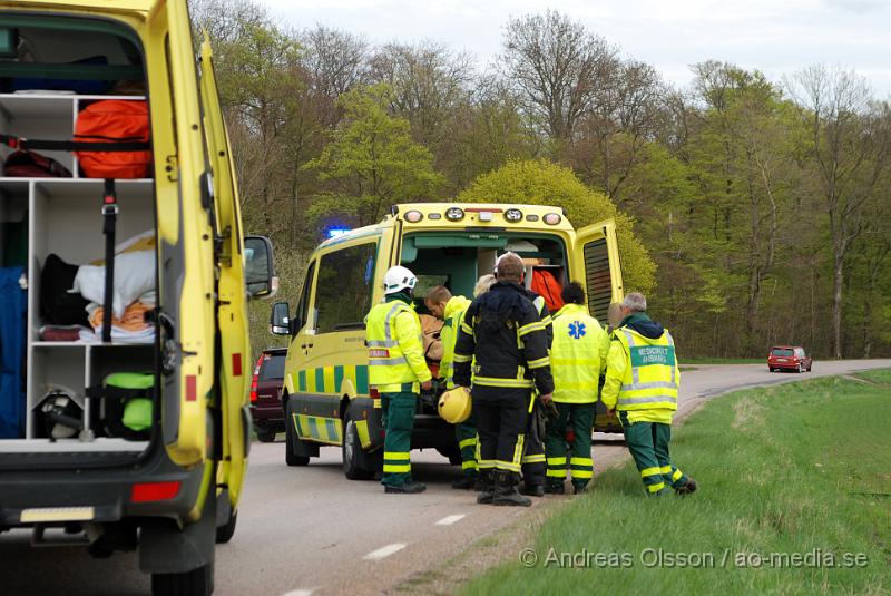 DSC_0118.JPG - Vid 17.20 larmades åstorps räddningstjänst samt ambulanser till en singelolycka utanför åstorp. Det var en personbil som kört av vägen och voltat flera gånger ut på en åker och totalförstördes, en person fördes med ambulans in till sjukhuset med oklara skador.