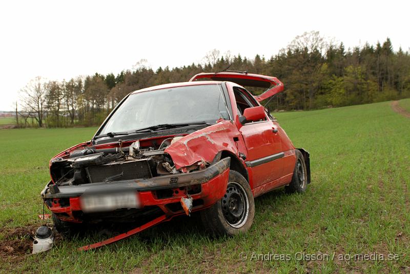 DSC_0123.JPG - Vid 17.20 larmades åstorps räddningstjänst samt ambulanser till en singelolycka utanför åstorp. Det var en personbil som kört av vägen och voltat flera gånger ut på en åker och totalförstördes, en person fördes med ambulans in till sjukhuset med oklara skador.