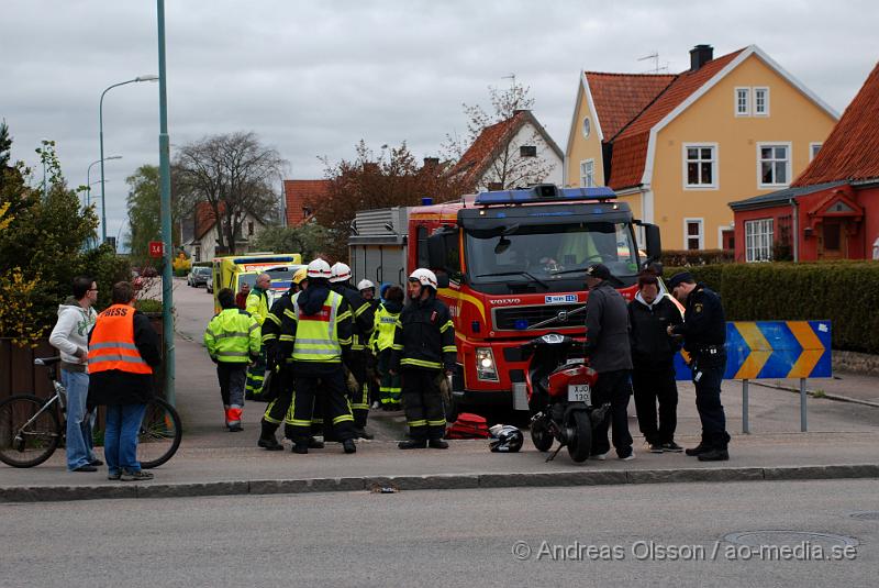 DSC_0141.JPG - Vid 19,20 kolliderade en personbil och en moped på änggatan i Åstorp. Moped föraren fick lindrigare skador.