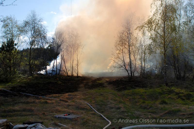 DSC_0203.JPG - Vid 17,50 tiden larmades räddningstjänsten från Perstorp och Hässleholm till en skogsbrand. Man misstänker att en bil kan vara start orsaken till branden men det är i nuläget oklart och bara spekullationer. Branden spred sig till stora högar med flis och annat bråte som brann kraftig vid framkomst, även en del mark runtomkring brann. Ingen har kommit till skada.