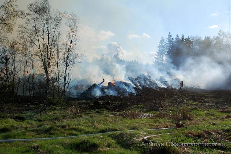 DSC_0205.JPG - Vid 17,50 tiden larmades räddningstjänsten från Perstorp och Hässleholm till en skogsbrand. Man misstänker att en bil kan vara start orsaken till branden men det är i nuläget oklart och bara spekullationer. Branden spred sig till stora högar med flis och annat bråte som brann kraftig vid framkomst, även en del mark runtomkring brann. Ingen har kommit till skada.