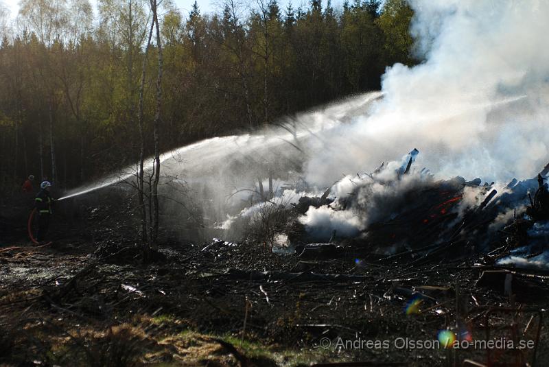 DSC_0217.JPG - Vid 17,50 tiden larmades räddningstjänsten från Perstorp och Hässleholm till en skogsbrand. Man misstänker att en bil kan vara start orsaken till branden men det är i nuläget oklart och bara spekullationer. Branden spred sig till stora högar med flis och annat bråte som brann kraftig vid framkomst, även en del mark runtomkring brann. Ingen har kommit till skada.