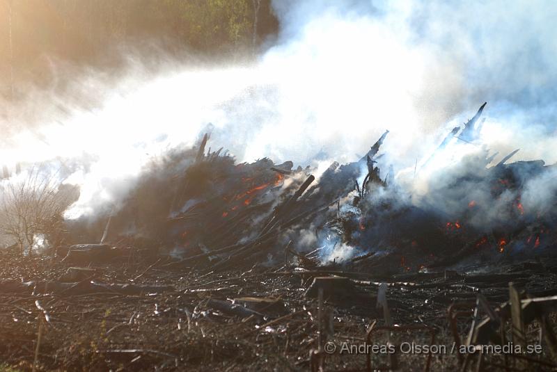 DSC_0218.JPG - Vid 17,50 tiden larmades räddningstjänsten från Perstorp och Hässleholm till en skogsbrand. Man misstänker att en bil kan vara start orsaken till branden men det är i nuläget oklart och bara spekullationer. Branden spred sig till stora högar med flis och annat bråte som brann kraftig vid framkomst, även en del mark runtomkring brann. Ingen har kommit till skada.