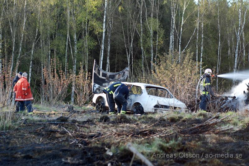 DSC_0232.JPG - Vid 17,50 tiden larmades räddningstjänsten från Perstorp och Hässleholm till en skogsbrand. Man misstänker att en bil kan vara start orsaken till branden men det är i nuläget oklart och bara spekullationer. Branden spred sig till stora högar med flis och annat bråte som brann kraftig vid framkomst, även en del mark runtomkring brann. Ingen har kommit till skada.