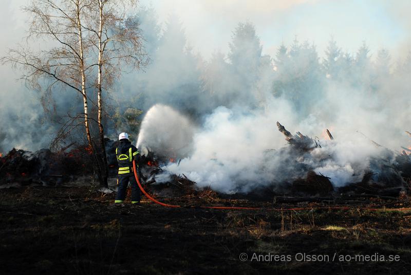 DSC_0234.JPG - Vid 17,50 tiden larmades räddningstjänsten från Perstorp och Hässleholm till en skogsbrand. Man misstänker att en bil kan vara start orsaken till branden men det är i nuläget oklart och bara spekullationer. Branden spred sig till stora högar med flis och annat bråte som brann kraftig vid framkomst, även en del mark runtomkring brann. Ingen har kommit till skada.