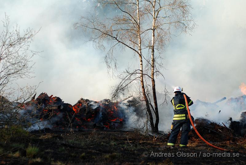 DSC_0237.JPG - Vid 17,50 tiden larmades räddningstjänsten från Perstorp och Hässleholm till en skogsbrand. Man misstänker att en bil kan vara start orsaken till branden men det är i nuläget oklart och bara spekullationer. Branden spred sig till stora högar med flis och annat bråte som brann kraftig vid framkomst, även en del mark runtomkring brann. Ingen har kommit till skada.