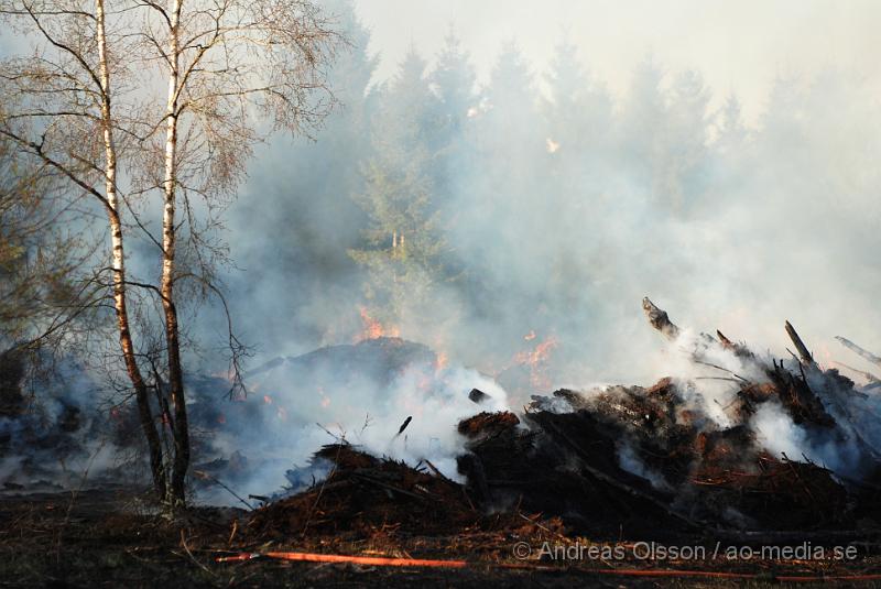 DSC_0238.JPG - Vid 17,50 tiden larmades räddningstjänsten från Perstorp och Hässleholm till en skogsbrand. Man misstänker att en bil kan vara start orsaken till branden men det är i nuläget oklart och bara spekullationer. Branden spred sig till stora högar med flis och annat bråte som brann kraftig vid framkomst, även en del mark runtomkring brann. Ingen har kommit till skada.