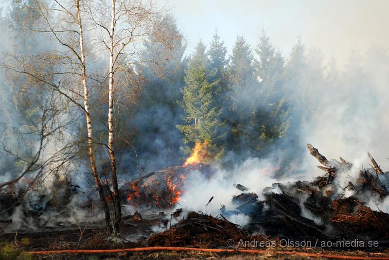 DSC_0243.JPG - Vid 17,50 tiden larmades räddningstjänsten från Perstorp och Hässleholm till en skogsbrand. Man misstänker att en bil kan vara start orsaken till branden men det är i nuläget oklart och bara spekullationer. Branden spred sig till stora högar med flis och annat bråte som brann kraftig vid framkomst, även en del mark runtomkring brann. Ingen har kommit till skada.