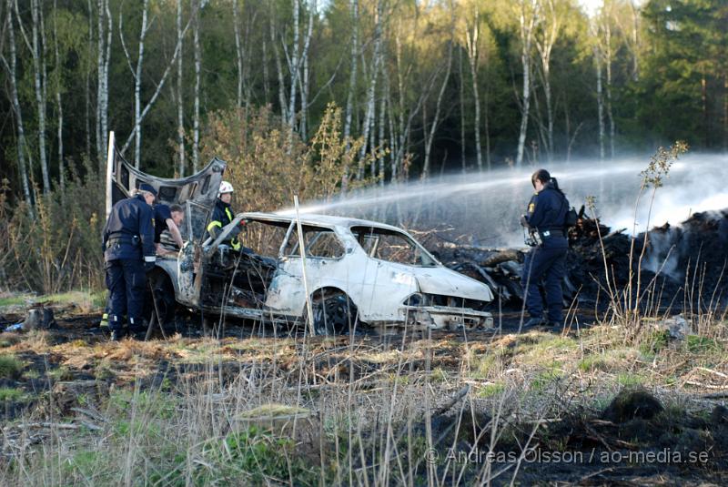 DSC_0253.JPG - Vid 17,50 tiden larmades räddningstjänsten från Perstorp och Hässleholm till en skogsbrand. Man misstänker att en bil kan vara start orsaken till branden men det är i nuläget oklart och bara spekullationer. Branden spred sig till stora högar med flis och annat bråte som brann kraftig vid framkomst, även en del mark runtomkring brann. Ingen har kommit till skada.