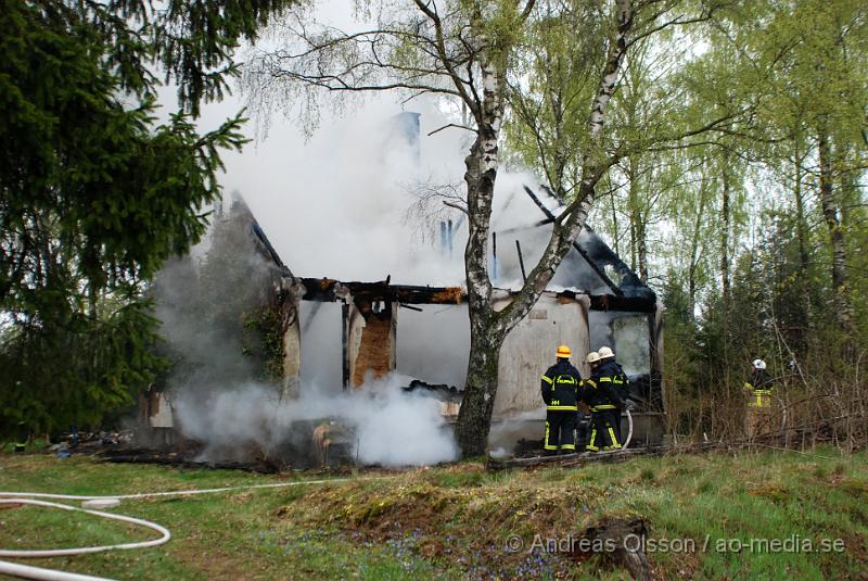 DSC_0005.JPG - Vid 06:20 tiden larmades Klippans, Ljungbyheds och Svalövs räddningstjänst till en villa brand i Färingtofta, vid famkommst var villan helt övertänd och man konstaterade att villa var  ett ödehus och man lät den brinna ner under kontrollerande former. Inga personer ska ha kommit till skada.