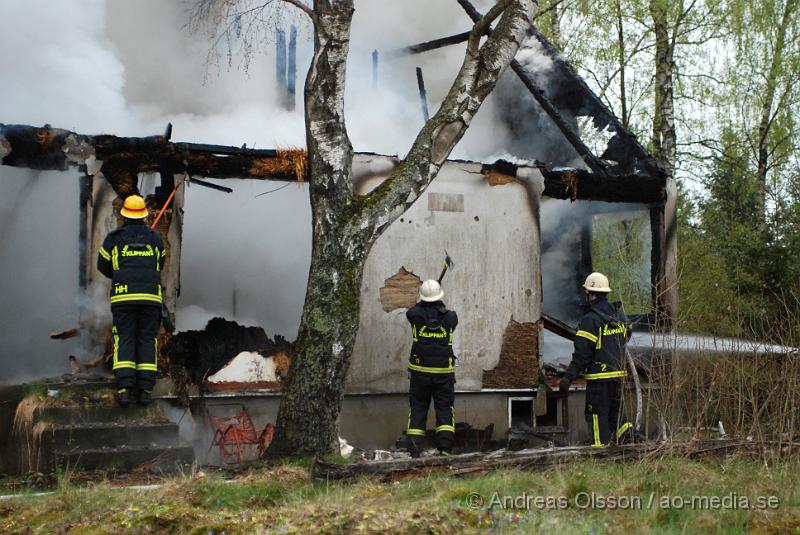 DSC_0011.JPG - Vid 06:20 tiden larmades Klippans, Ljungbyheds och Svalövs räddningstjänst till en villa brand i Färingtofta, vid famkommst var villan helt övertänd och man konstaterade att villa var  ett ödehus och man lät den brinna ner under kontrollerande former. Inga personer ska ha kommit till skada.