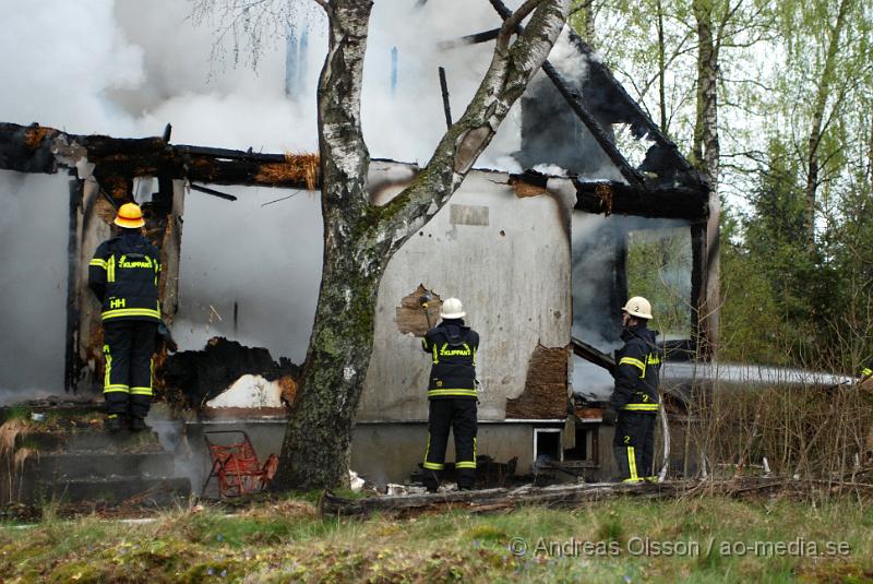 DSC_0012.JPG - Vid 06:20 tiden larmades Klippans, Ljungbyheds och Svalövs räddningstjänst till en villa brand i Färingtofta, vid famkommst var villan helt övertänd och man konstaterade att villa var  ett ödehus och man lät den brinna ner under kontrollerande former. Inga personer ska ha kommit till skada.