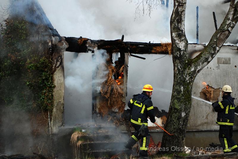 DSC_0013.JPG - Vid 06:20 tiden larmades Klippans, Ljungbyheds och Svalövs räddningstjänst till en villa brand i Färingtofta, vid famkommst var villan helt övertänd och man konstaterade att villa var  ett ödehus och man lät den brinna ner under kontrollerande former. Inga personer ska ha kommit till skada.