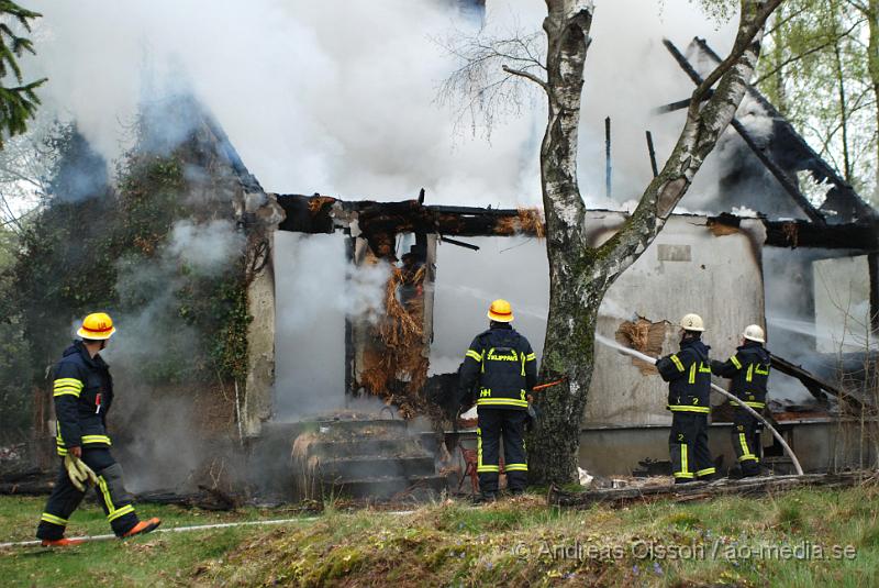 DSC_0014.JPG - Vid 06:20 tiden larmades Klippans, Ljungbyheds och Svalövs räddningstjänst till en villa brand i Färingtofta, vid famkommst var villan helt övertänd och man konstaterade att villa var  ett ödehus och man lät den brinna ner under kontrollerande former. Inga personer ska ha kommit till skada.