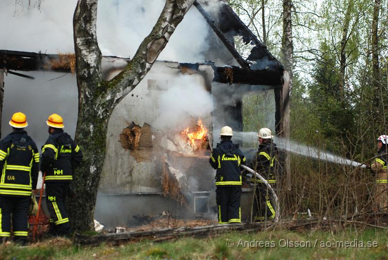 DSC_0016.JPG - Vid 06:20 tiden larmades Klippans, Ljungbyheds och Svalövs räddningstjänst till en villa brand i Färingtofta, vid famkommst var villan helt övertänd och man konstaterade att villa var  ett ödehus och man lät den brinna ner under kontrollerande former. Inga personer ska ha kommit till skada.