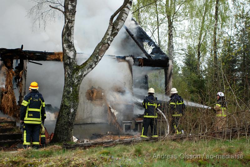 DSC_0018.JPG - Vid 06:20 tiden larmades Klippans, Ljungbyheds och Svalövs räddningstjänst till en villa brand i Färingtofta, vid famkommst var villan helt övertänd och man konstaterade att villa var  ett ödehus och man lät den brinna ner under kontrollerande former. Inga personer ska ha kommit till skada.