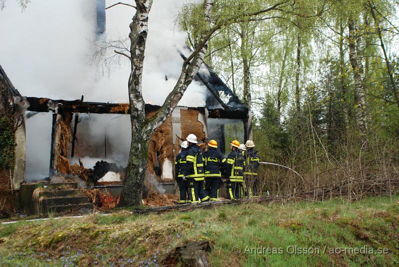 DSC_0019.JPG - Vid 06:20 tiden larmades Klippans, Ljungbyheds och Svalövs räddningstjänst till en villa brand i Färingtofta, vid famkommst var villan helt övertänd och man konstaterade att villa var  ett ödehus och man lät den brinna ner under kontrollerande former. Inga personer ska ha kommit till skada.