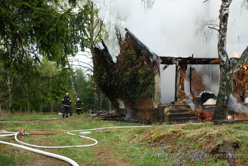 DSC_0020.JPG - Vid 06:20 tiden larmades Klippans, Ljungbyheds och Svalövs räddningstjänst till en villa brand i Färingtofta, vid famkommst var villan helt övertänd och man konstaterade att villa var  ett ödehus och man lät den brinna ner under kontrollerande former. Inga personer ska ha kommit till skada.