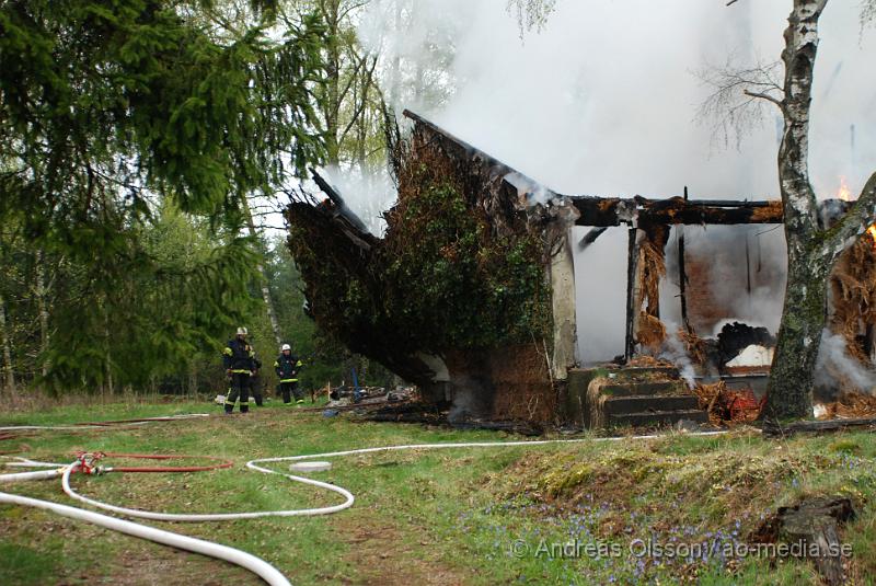 DSC_0021.JPG - Vid 06:20 tiden larmades Klippans, Ljungbyheds och Svalövs räddningstjänst till en villa brand i Färingtofta, vid famkommst var villan helt övertänd och man konstaterade att villa var  ett ödehus och man lät den brinna ner under kontrollerande former. Inga personer ska ha kommit till skada.