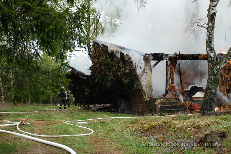 DSC_0022.JPG - Vid 06:20 tiden larmades Klippans, Ljungbyheds och Svalövs räddningstjänst till en villa brand i Färingtofta, vid famkommst var villan helt övertänd och man konstaterade att villa var  ett ödehus och man lät den brinna ner under kontrollerande former. Inga personer ska ha kommit till skada.