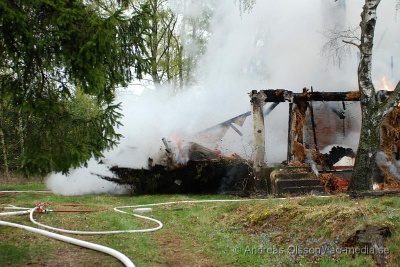 DSC_0023.JPG - Vid 06:20 tiden larmades Klippans, Ljungbyheds och Svalövs räddningstjänst till en villa brand i Färingtofta, vid famkommst var villan helt övertänd och man konstaterade att villa var  ett ödehus och man lät den brinna ner under kontrollerande former. Inga personer ska ha kommit till skada.