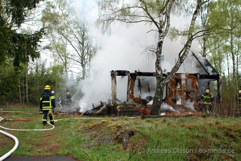 DSC_0026.JPG - Vid 06:20 tiden larmades Klippans, Ljungbyheds och Svalövs räddningstjänst till en villa brand i Färingtofta, vid famkommst var villan helt övertänd och man konstaterade att villa var  ett ödehus och man lät den brinna ner under kontrollerande former. Inga personer ska ha kommit till skada.