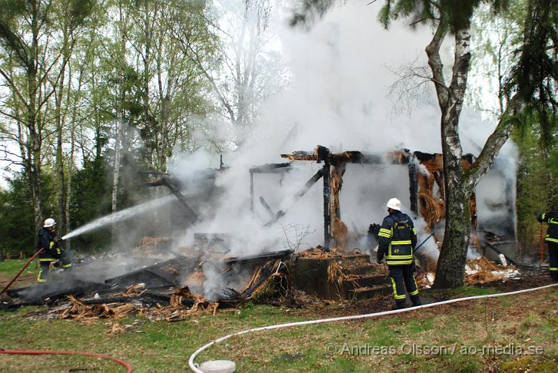 DSC_0030.JPG - Vid 06:20 tiden larmades Klippans, Ljungbyheds och Svalövs räddningstjänst till en villa brand i Färingtofta, vid famkommst var villan helt övertänd och man konstaterade att villa var  ett ödehus och man lät den brinna ner under kontrollerande former. Inga personer ska ha kommit till skada.