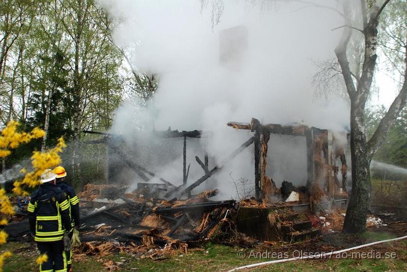 DSC_0032.JPG - Vid 06:20 tiden larmades Klippans, Ljungbyheds och Svalövs räddningstjänst till en villa brand i Färingtofta, vid famkommst var villan helt övertänd och man konstaterade att villa var  ett ödehus och man lät den brinna ner under kontrollerande former. Inga personer ska ha kommit till skada.