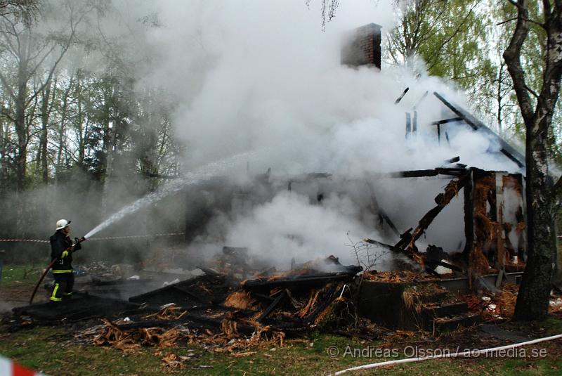 DSC_0038.JPG - Vid 06:20 tiden larmades Klippans, Ljungbyheds och Svalövs räddningstjänst till en villa brand i Färingtofta, vid famkommst var villan helt övertänd och man konstaterade att villa var  ett ödehus och man lät den brinna ner under kontrollerande former. Inga personer ska ha kommit till skada.