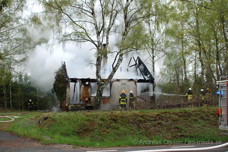 DSC_0267.JPG - Vid 06:20 tiden larmades Klippans, Ljungbyheds och Svalövs räddningstjänst till en villa brand i Färingtofta, vid famkommst var villan helt övertänd och man konstaterade att villa var  ett ödehus och man lät den brinna ner under kontrollerande former. Inga personer ska ha kommit till skada.