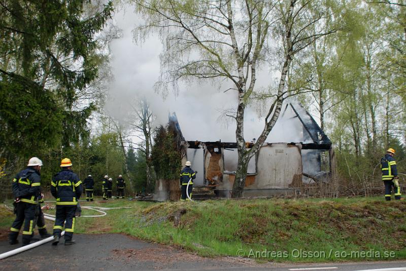 DSC_0269.JPG - Vid 06:20 tiden larmades Klippans, Ljungbyheds och Svalövs räddningstjänst till en villa brand i Färingtofta, vid famkommst var villan helt övertänd och man konstaterade att villa var  ett ödehus och man lät den brinna ner under kontrollerande former. Inga personer ska ha kommit till skada.