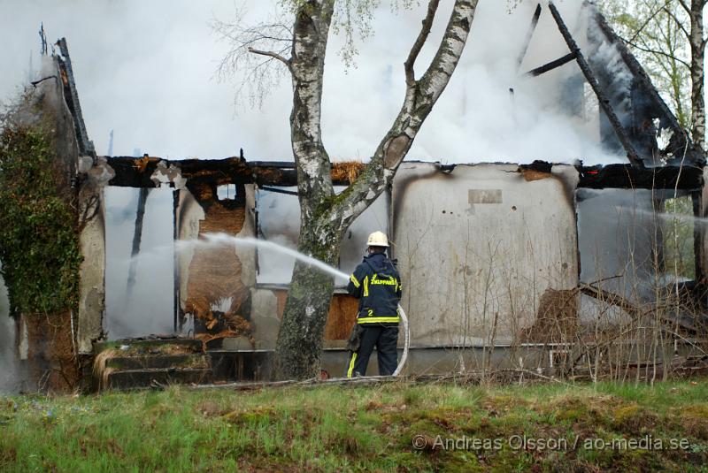 DSC_0270.JPG - Vid 06:20 tiden larmades Klippans, Ljungbyheds och Svalövs räddningstjänst till en villa brand i Färingtofta, vid famkommst var villan helt övertänd och man konstaterade att villa var  ett ödehus och man lät den brinna ner under kontrollerande former. Inga personer ska ha kommit till skada.