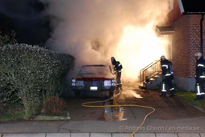 DSC_0003.JPG - Vid 03,40 larmades klippans Räddningstjänst till Tvärbygränd 4 där en personbil av okänd andledning börjat brinna uppe på uppfarten.  Ingen person har kommit till skada men ägaren blev chockad av händelsen.