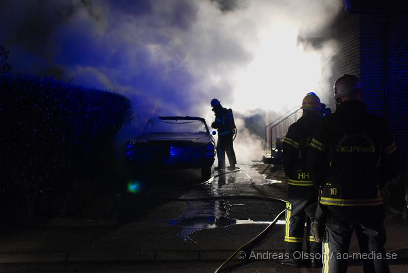 DSC_0005.JPG - Vid 03,40 larmades klippans Räddningstjänst till Tvärbygränd 4 där en personbil av okänd andledning börjat brinna uppe på uppfarten.  Ingen person har kommit till skada men ägaren blev chockad av händelsen.