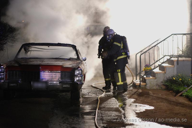 DSC_0009.JPG - Vid 03,40 larmades klippans Räddningstjänst till Tvärbygränd 4 där en personbil av okänd andledning börjat brinna uppe på uppfarten.  Ingen person har kommit till skada men ägaren blev chockad av händelsen.