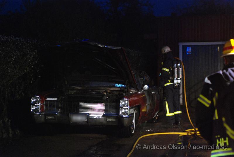 DSC_0024.JPG - Vid 03,40 larmades klippans Räddningstjänst till Tvärbygränd 4 där en personbil av okänd andledning börjat brinna uppe på uppfarten.  Ingen person har kommit till skada men ägaren blev chockad av händelsen.