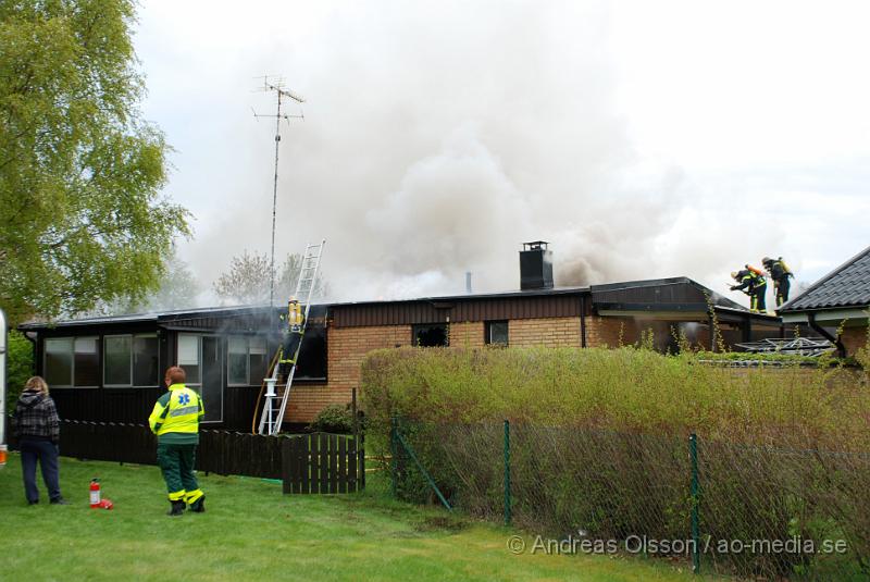 DSC_0001..JPG - Vid 16,15 larmades Ljungbyheds och Klippans räddningstjänst till Rundelsgatan i Ljungbyhed där man hade kraftig rökutveckling. När räddningstjänsten kom fram till platsen var huset övertänt och kraftig rökutveckling. Ingen person ska ha skadats i branden då dem som bodde där inte var hemma när det startade. Pga av den kraftiga rökutvecklingen kunde de vara vissa störningar på väg 13.