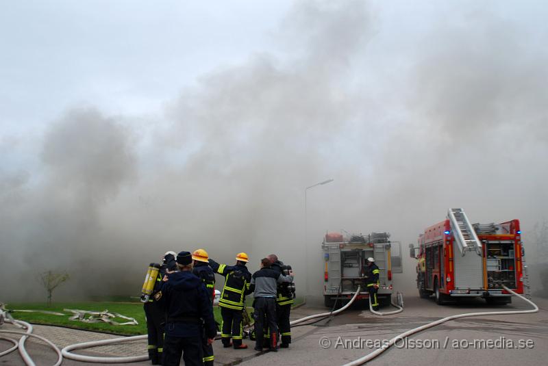 DSC_0003.JPG - Vid 16,15 larmades Ljungbyheds och Klippans räddningstjänst till Rundelsgatan i Ljungbyhed där man hade kraftig rökutveckling. När räddningstjänsten kom fram till platsen var huset övertänt och kraftig rökutveckling. Ingen person ska ha skadats i branden då dem som bodde där inte var hemma när det startade. Pga av den kraftiga rökutvecklingen kunde de vara vissa störningar på väg 13.