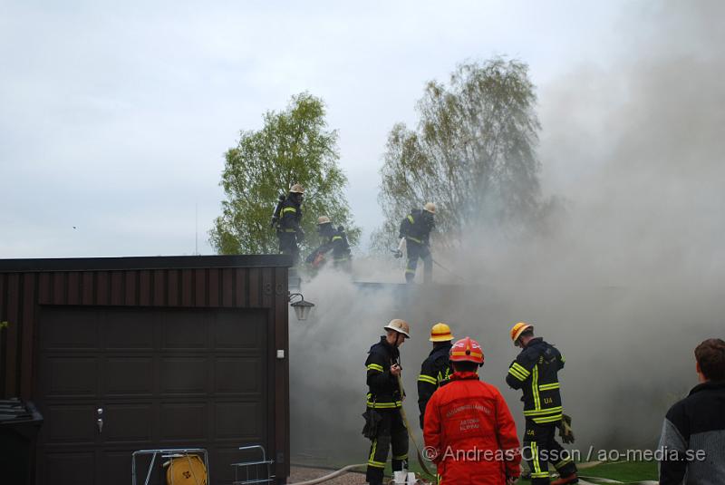 DSC_0006.JPG - Vid 16,15 larmades Ljungbyheds och Klippans räddningstjänst till Rundelsgatan i Ljungbyhed där man hade kraftig rökutveckling. När räddningstjänsten kom fram till platsen var huset övertänt och kraftig rökutveckling. Ingen person ska ha skadats i branden då dem som bodde där inte var hemma när det startade. Pga av den kraftiga rökutvecklingen kunde de vara vissa störningar på väg 13.