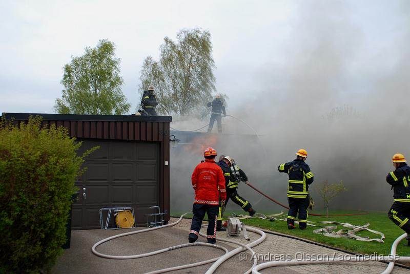 DSC_0009.JPG - Vid 16,15 larmades Ljungbyheds och Klippans räddningstjänst till Rundelsgatan i Ljungbyhed där man hade kraftig rökutveckling. När räddningstjänsten kom fram till platsen var huset övertänt och kraftig rökutveckling. Ingen person ska ha skadats i branden då dem som bodde där inte var hemma när det startade. Pga av den kraftiga rökutvecklingen kunde de vara vissa störningar på väg 13.