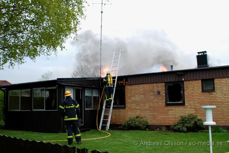 DSC_0011..JPG - Vid 16,15 larmades Ljungbyheds och Klippans räddningstjänst till Rundelsgatan i Ljungbyhed där man hade kraftig rökutveckling. När räddningstjänsten kom fram till platsen var huset övertänt och kraftig rökutveckling. Ingen person ska ha skadats i branden då dem som bodde där inte var hemma när det startade. Pga av den kraftiga rökutvecklingen kunde de vara vissa störningar på väg 13.