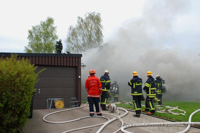 DSC_0012.JPG - Vid 16,15 larmades Ljungbyheds och Klippans räddningstjänst till Rundelsgatan i Ljungbyhed där man hade kraftig rökutveckling. När räddningstjänsten kom fram till platsen var huset övertänt och kraftig rökutveckling. Ingen person ska ha skadats i branden då dem som bodde där inte var hemma när det startade. Pga av den kraftiga rökutvecklingen kunde de vara vissa störningar på väg 13.