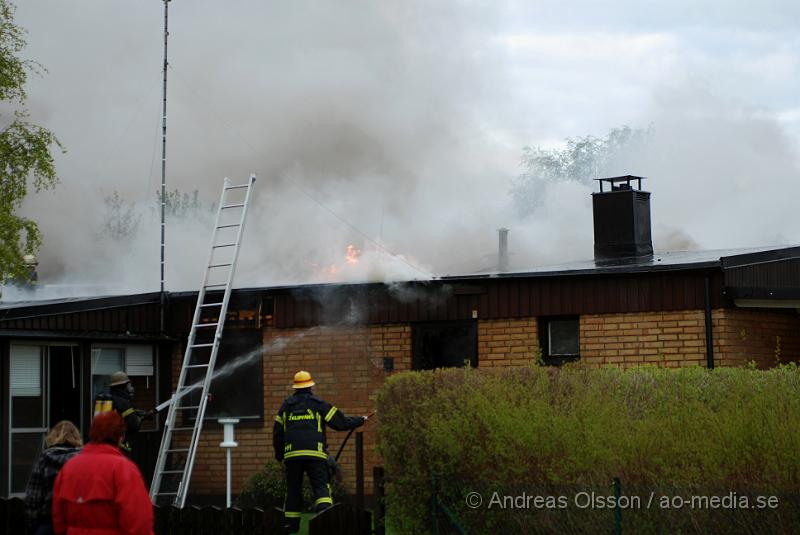 DSC_0019..JPG - Vid 16,15 larmades Ljungbyheds och Klippans räddningstjänst till Rundelsgatan i Ljungbyhed där man hade kraftig rökutveckling. När räddningstjänsten kom fram till platsen var huset övertänt och kraftig rökutveckling. Ingen person ska ha skadats i branden då dem som bodde där inte var hemma när det startade. Pga av den kraftiga rökutvecklingen kunde de vara vissa störningar på väg 13.